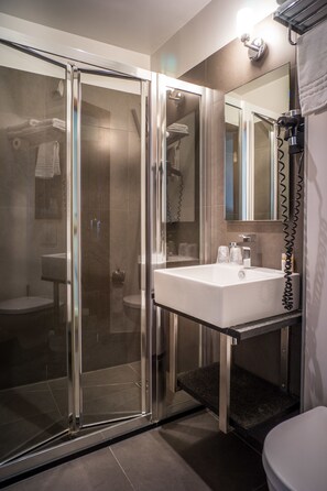 Dusche, kostenlose Toilettenartikel, Haartrockner, Handtücher