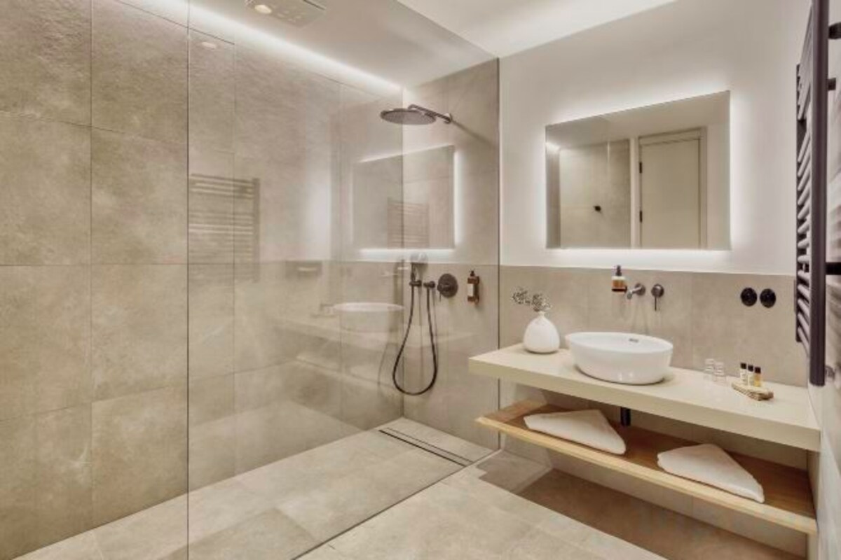 Salle de bain | Douche, séchoir à cheveux, serviettes fournies