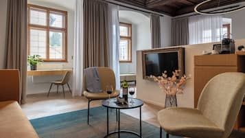 Suite Deluxe | 1 habitación, minibar, caja de seguridad en la habitación y escritorio