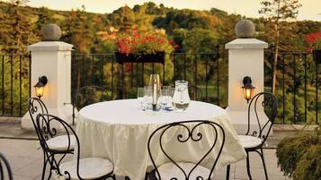 Economy Room | Minibar, in-room safe, individually decorated, individually furnished