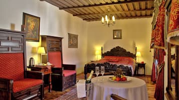 Deluxe tweepersoonskamer, bad | Een minibar, een kluis op de kamer, individueel gedecoreerd