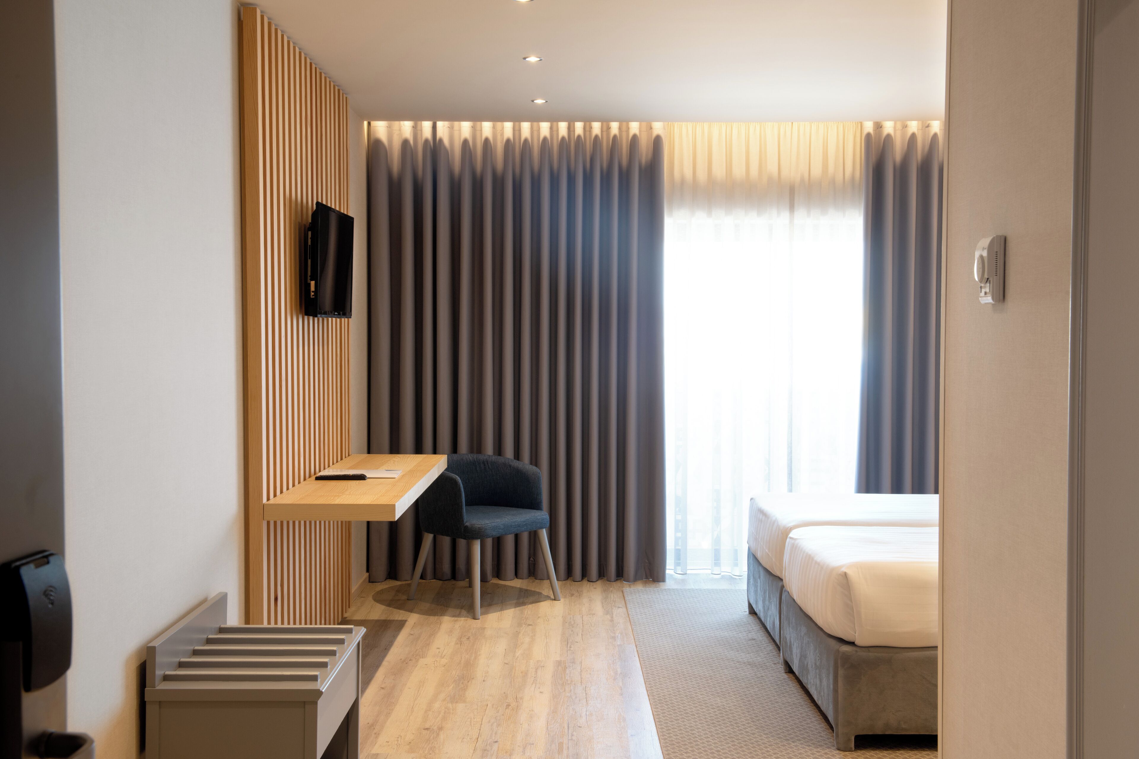 Minibar, pengeskab på værelset, individuelt design, skrivebord