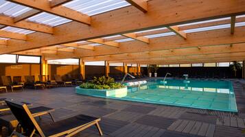 Piscina interna, guarda-sóis, espreguiçadeiras