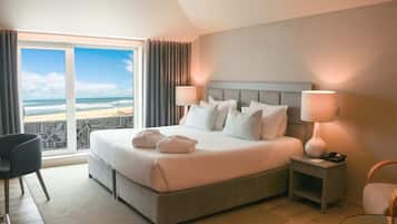 Deluxe kamer | Een minibar, een kluis op de kamer, individueel gedecoreerd, een bureau