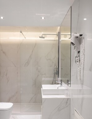 Dusch, hårtork och handdukar