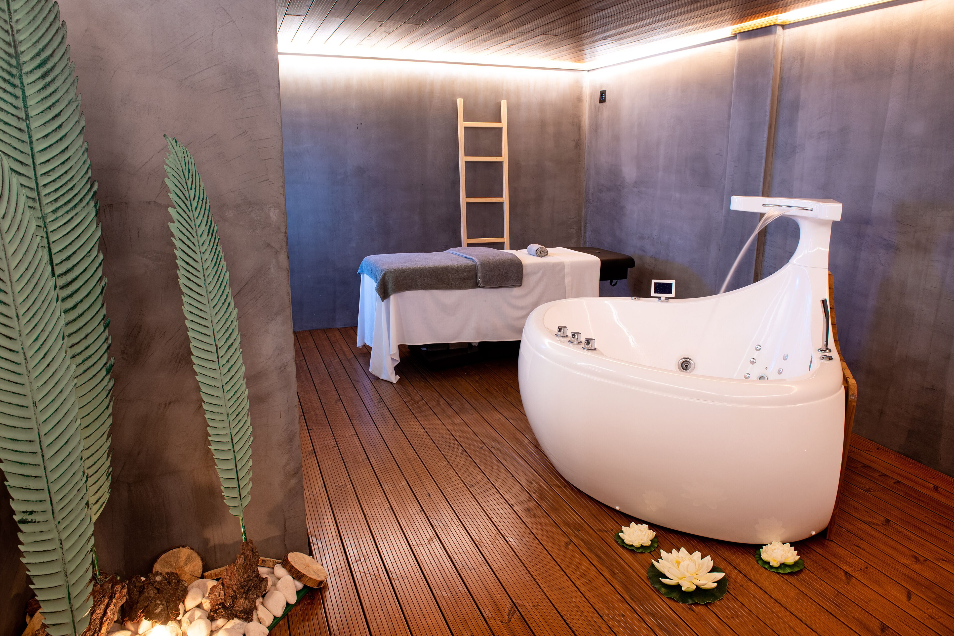 Parihoitohuone(ita), turkkilainen sauna, vartalohoitoja, mutakylpyjä