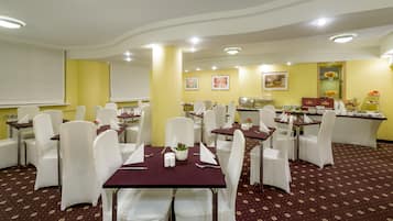 بوفيه فطور يوميًا بتكلفة قدرها (55 PLN للشخص)