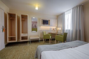 尊荣双人房 | 办公桌、免费 WiFi、床单