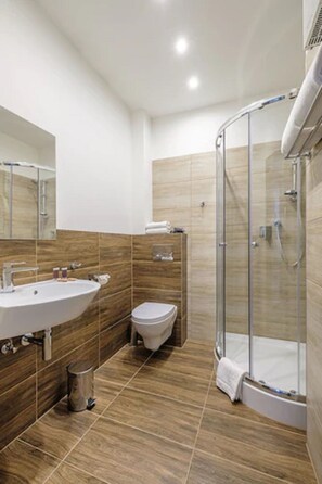 Shower, free toiletries, hair dryer, towels - Hotel Reytan (Warsaw)