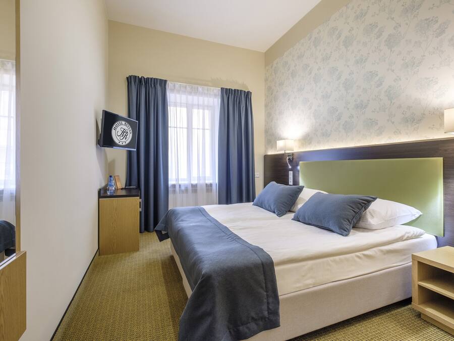 Quarto casal, em edifício anexo (no elevator) | Escrivaninha, Wi-Fi de cortesia, roupa de cama