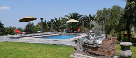 Piscine extérieure, chaises longues