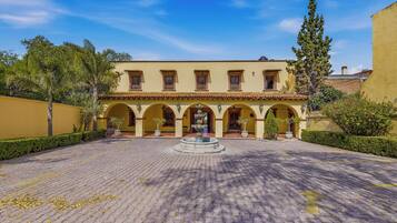 Vista frontal de la propiedad