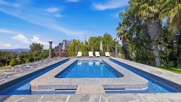 Utomhuspool och solstolar