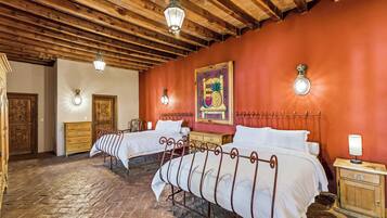 Habitación superior (Master) | 1 habitación, escritorio y ropa de cama