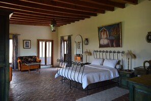 1 bedroom, desk, bed sheets - Mirador del Frayle (San Miguel de Allende)
