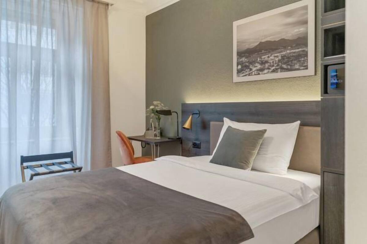 Coffres-forts dans les chambres, bureau, Wi-Fi gratuit, draps fournis