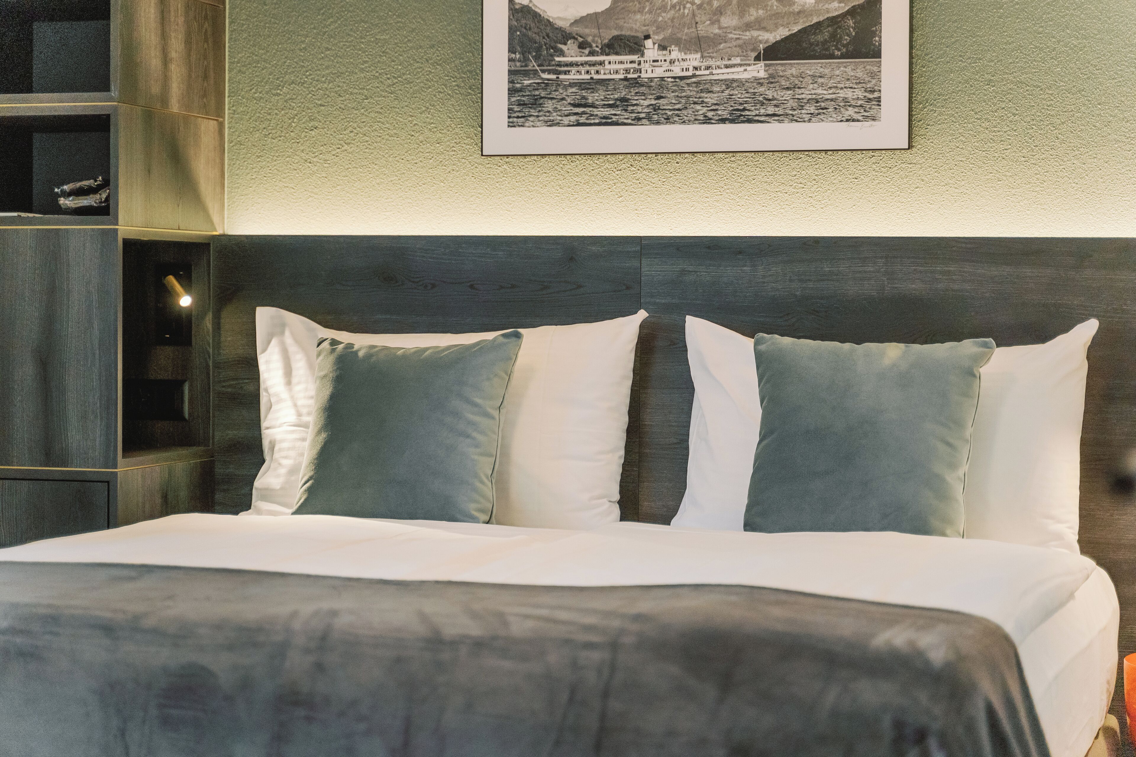 セーフティボックス (室内)、デスク、WiFi (無料)、ベッドシーツ