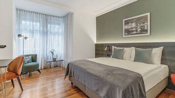 Zimmersafe, Schreibtisch, kostenloses WLAN, BettwÀsche