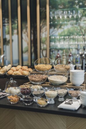 Café da manhã com buffet grátis todos os dias