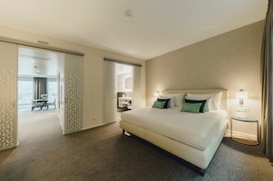 1 habitación, ropa de cama de alta calidad, cubrecamas y minibar 
