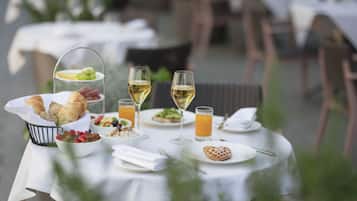 Se sirven desayunos y almuerzos, restaurante con mesas al aire libre