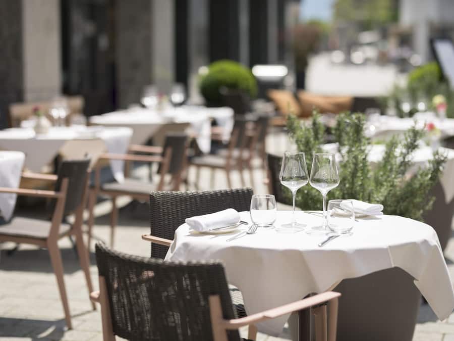 Frokost serveres, lokale og internasjonale retter, uteservering