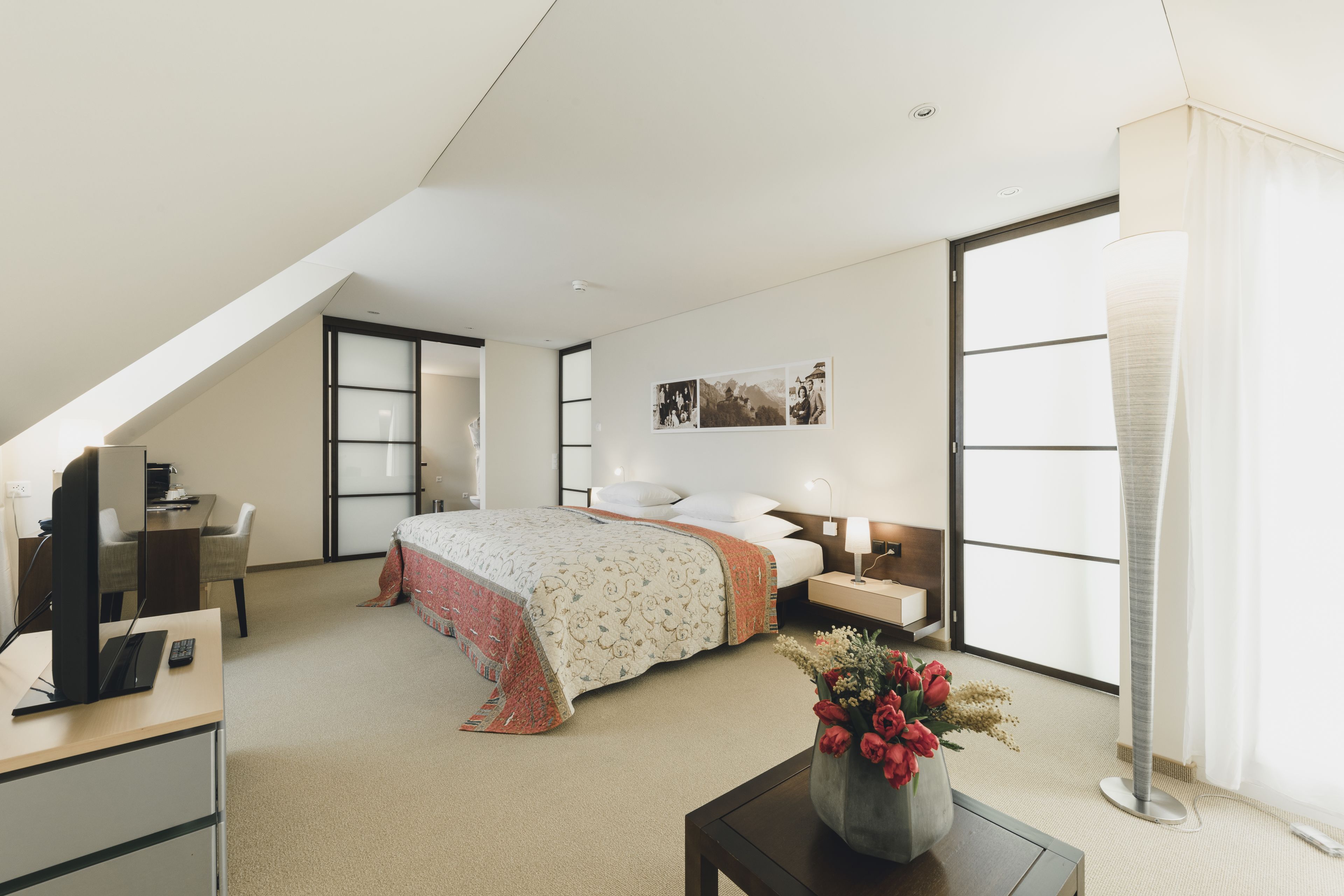 junior suite | 1 bedroom, premium bedding, down duvets, minibar