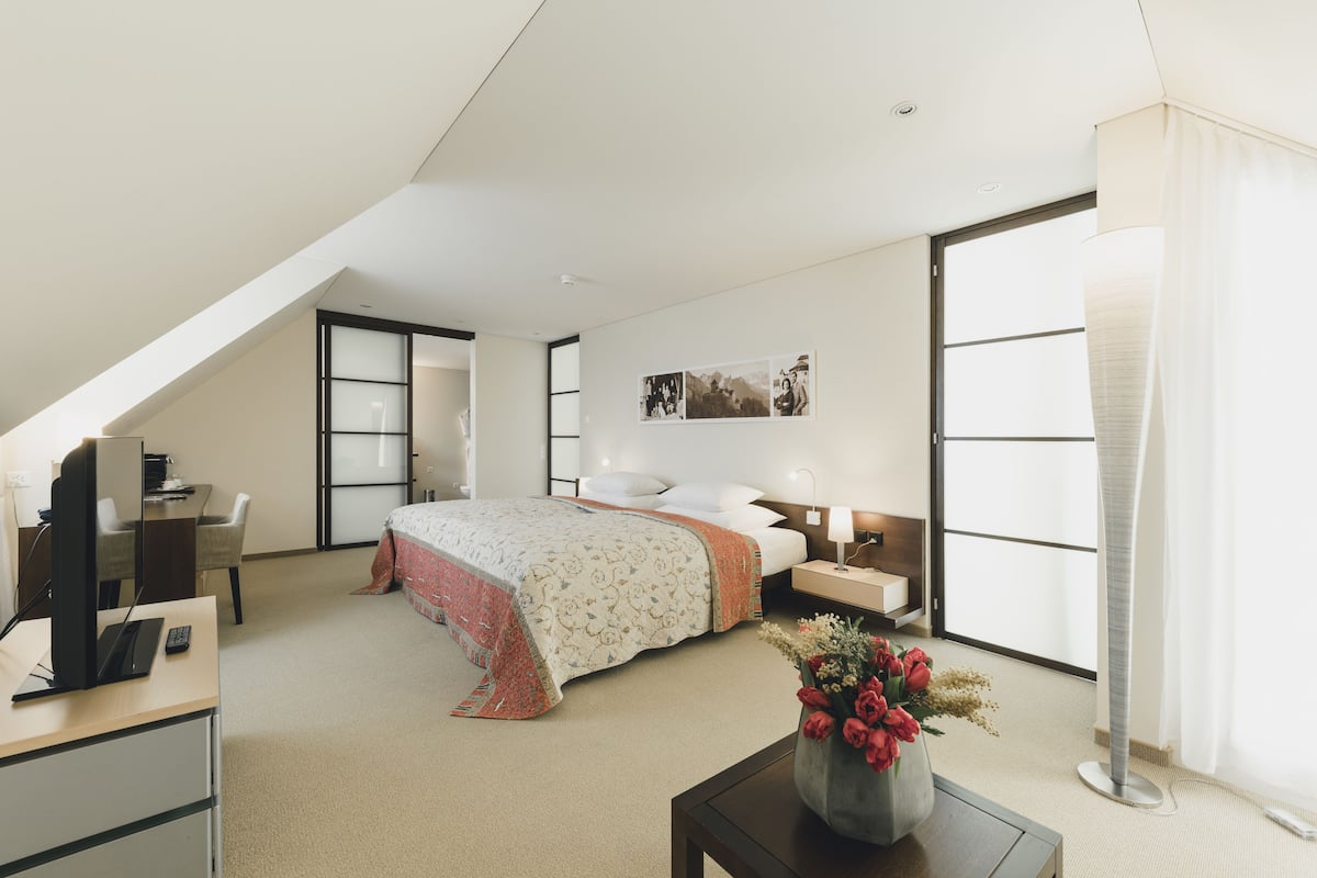 junior suite | 1 bedroom, premium bedding, down duvets, minibar