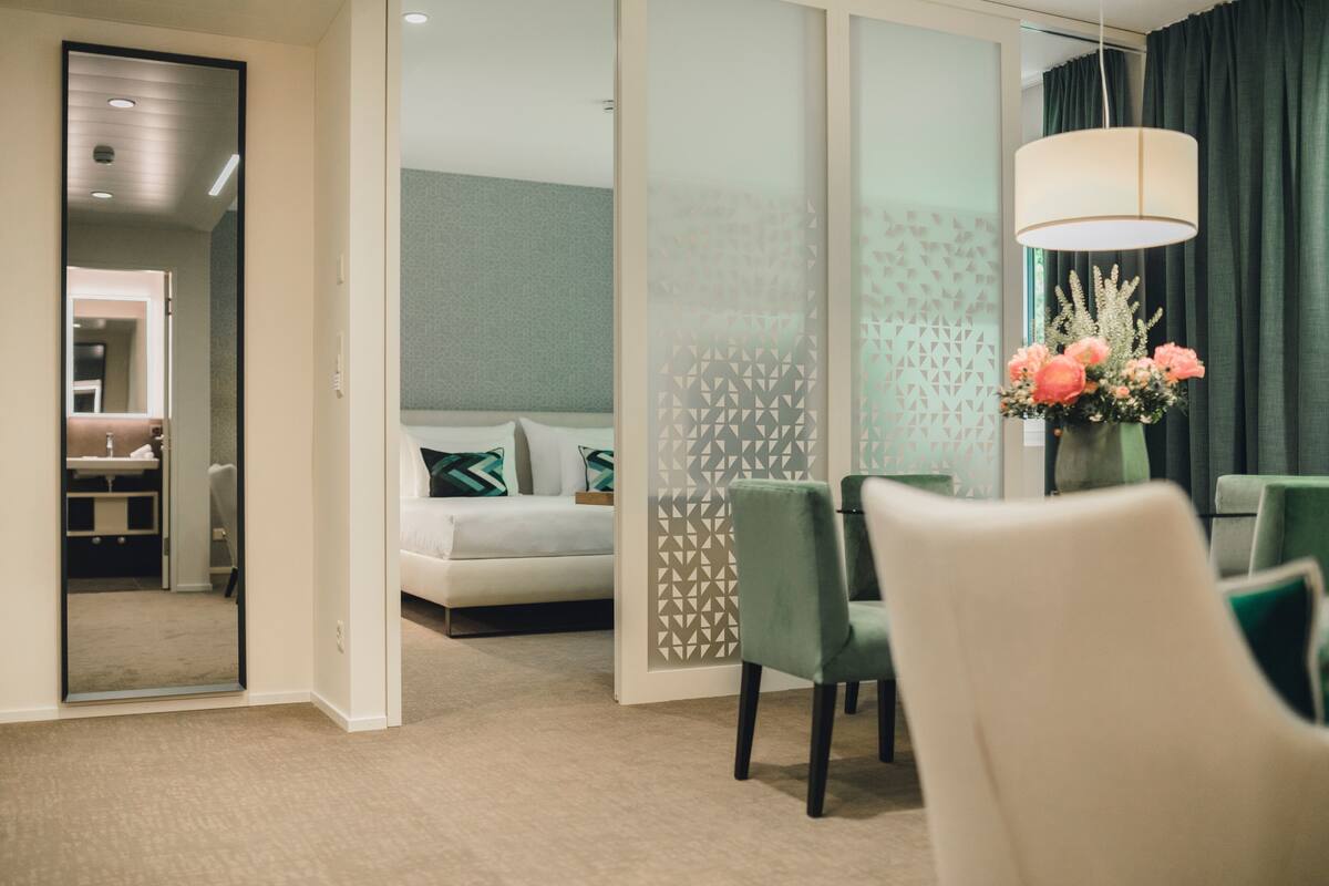 Suite Royal (Boutique) | Ropa de cama de alta calidad, edredones de plumas, minibar y caja fuerte