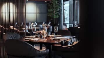 Petit déjeuner et déjeuner servis sur place, restauration en plein air