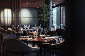 Breakfast served, local and international cuisine, alfresco dining 