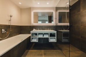Royal Suite (Boutique) | Bathroom | Separate tub and shower, deep soaking tub, rainfall showerhead - Residence Hotel (Vaduz)