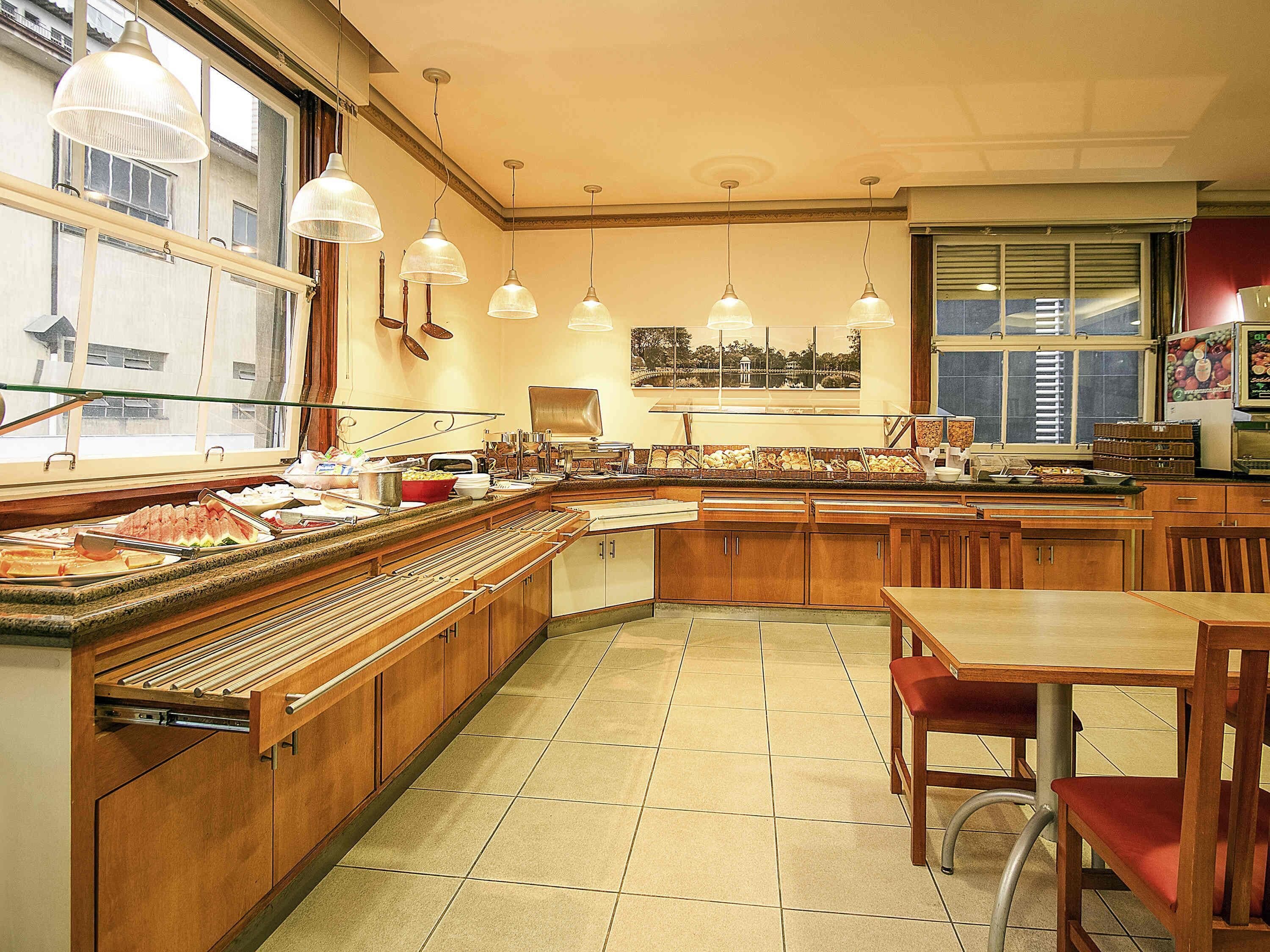 Desayuno buffet diario (BRL 48 por persona)