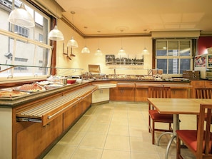 Desayuno buffet diario (BRL 48 por persona)