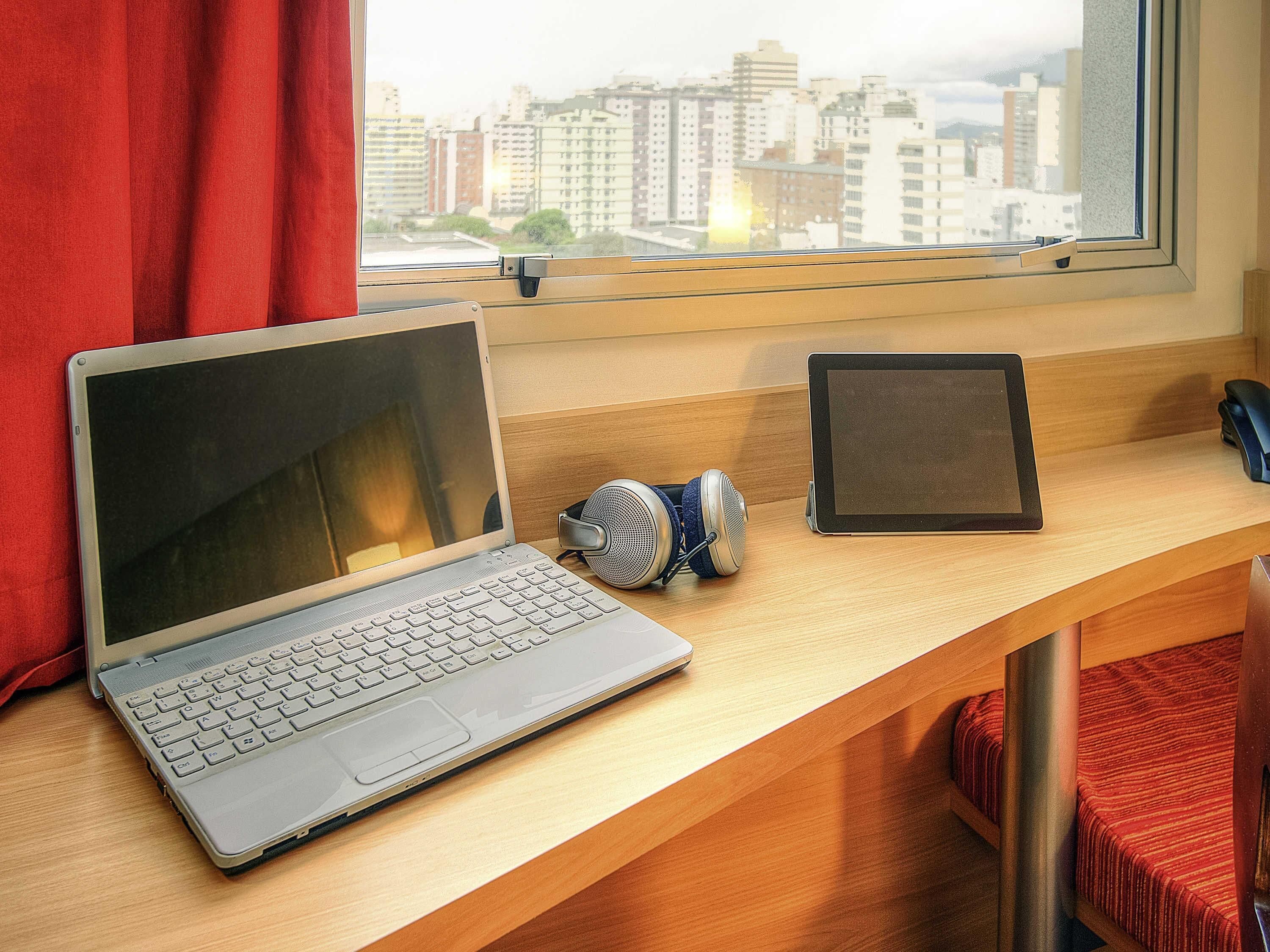 Minibar, coffres-forts dans les chambres, bureau, rideaux occultants