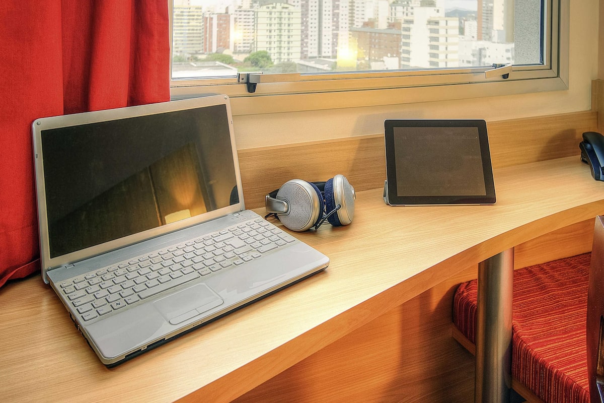 Minibar, coffres-forts dans les chambres, bureau, rideaux occultants