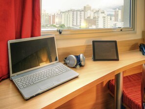 Een minibar, een kluis op de kamer, een bureau, verduisterende gordijnen