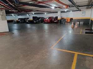 Valet parking (surcharge) (38 per day)