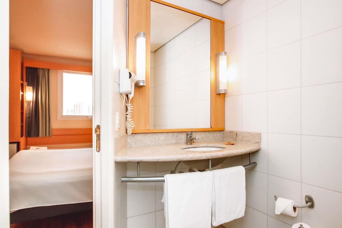 Minibar, coffres-forts dans les chambres, bureau, rideaux occultants