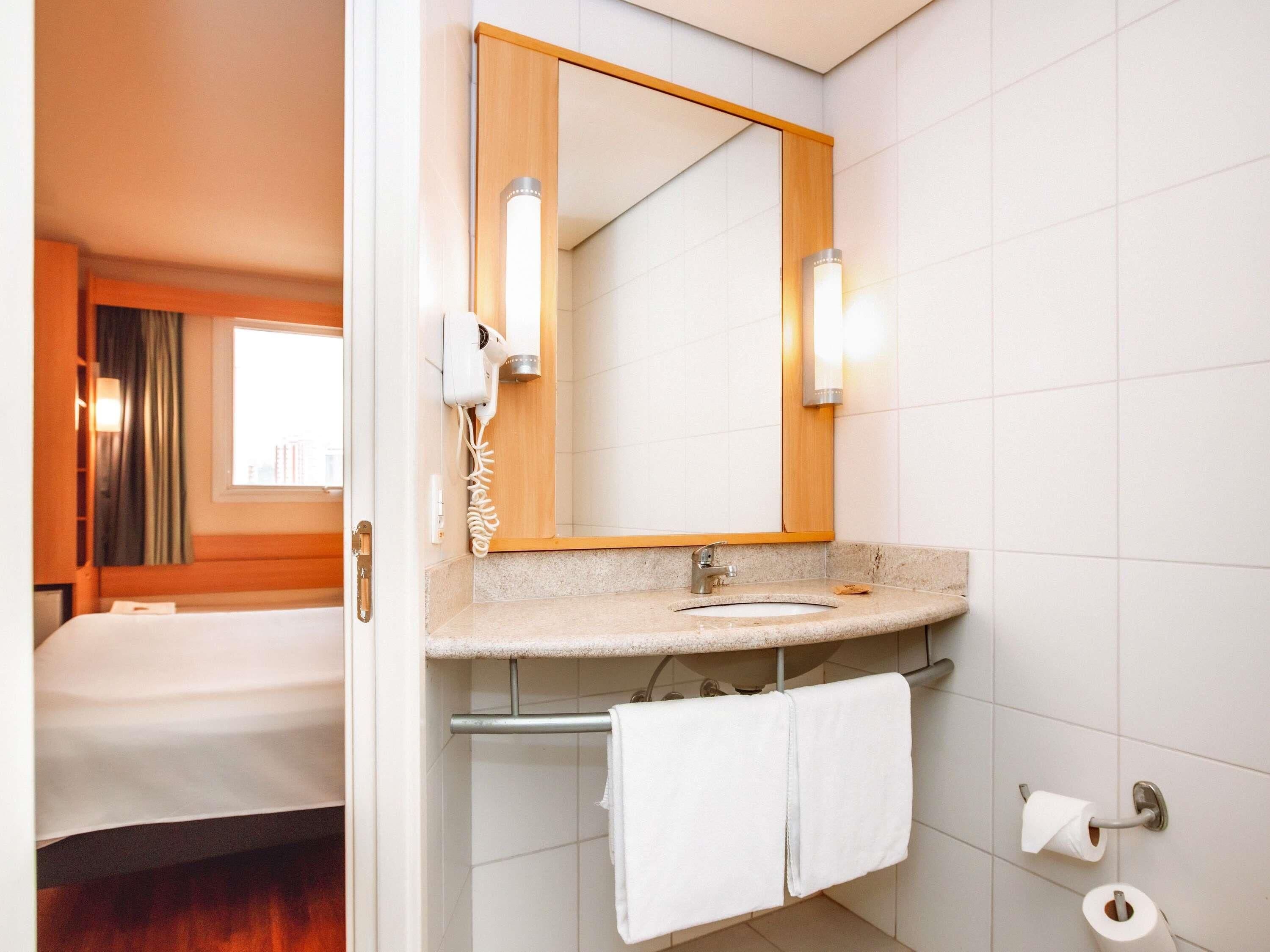 Quarto, várias camas | Frigobar, cofres nos quartos, escrivaninha, cortinas blackout
