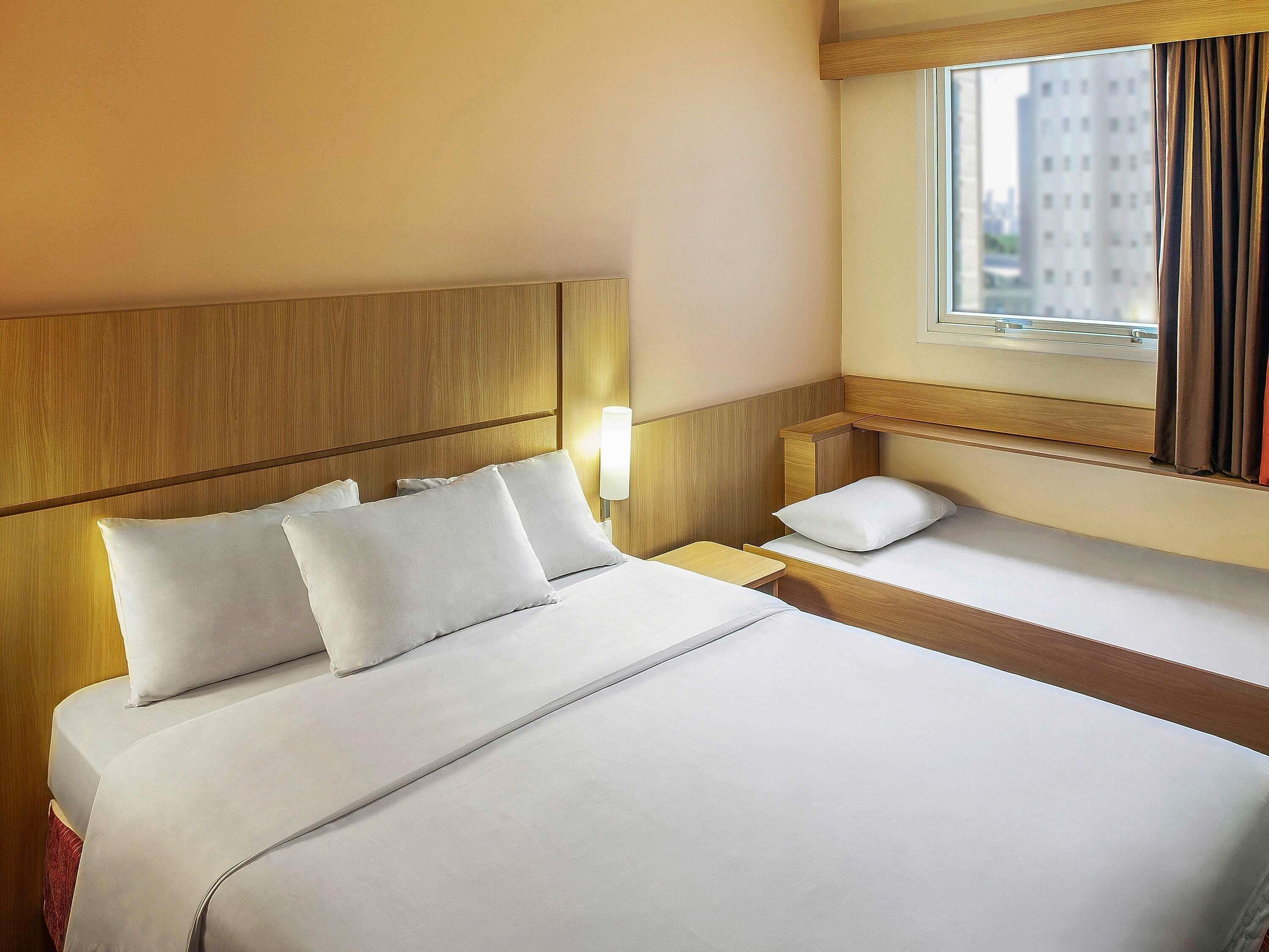 Minibar, coffres-forts dans les chambres, bureau, rideaux occultants