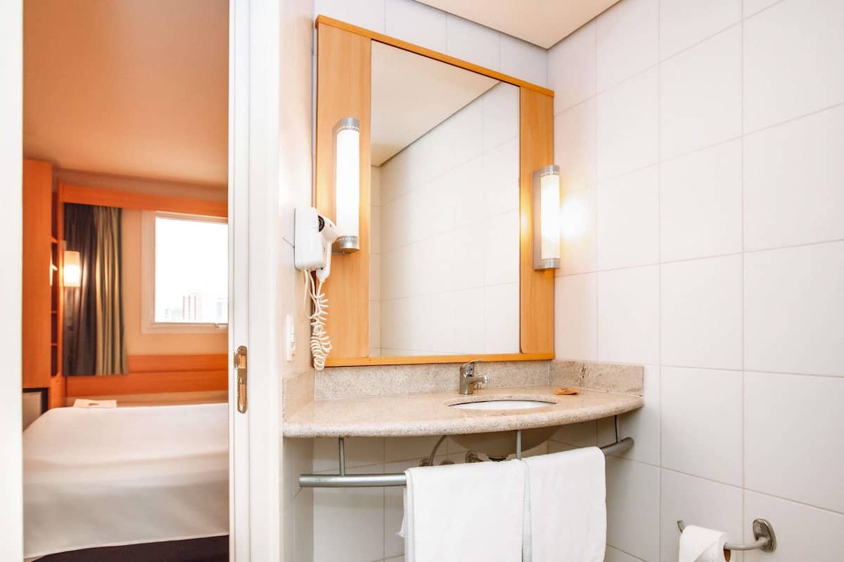 Phòng, nhiều giường | Minibar, két bảo mật tại phòng, bàn, màn/rèm cản sáng