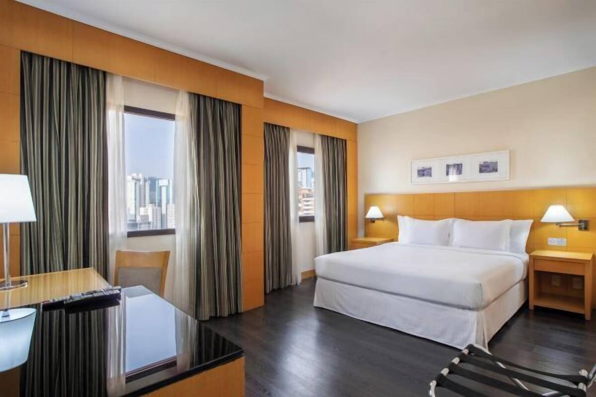 Premium bedding, free minibar items, in-room safe, desk