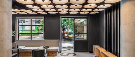 Se sirven desayunos, comidas, cenas y cocina brasileña