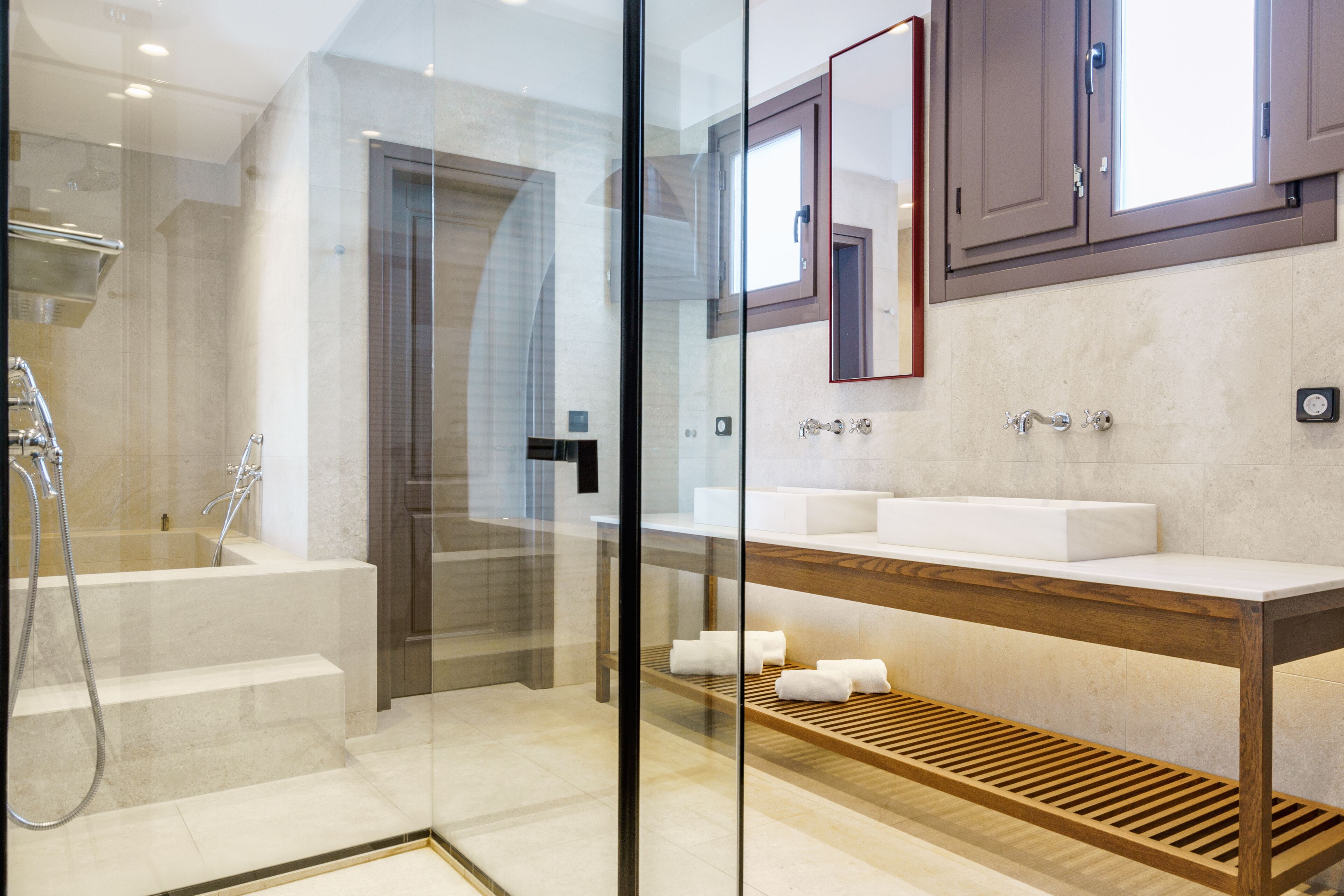 superior studio suite, poolside | bathroom | free toiletries, hair dryer, towels