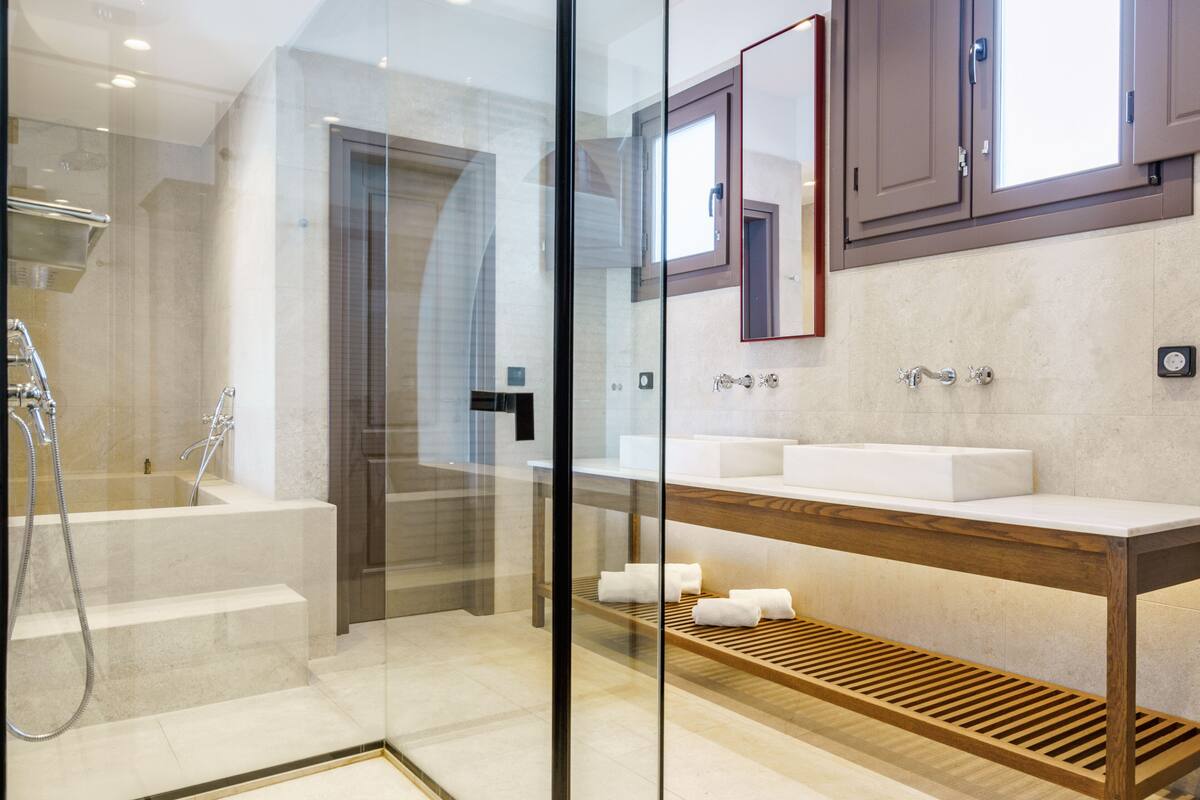 superior studio suite, poolside | bathroom | free toiletries, hair dryer, towels