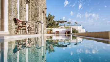Outdoor pool, pool umbrellas, sun loungers