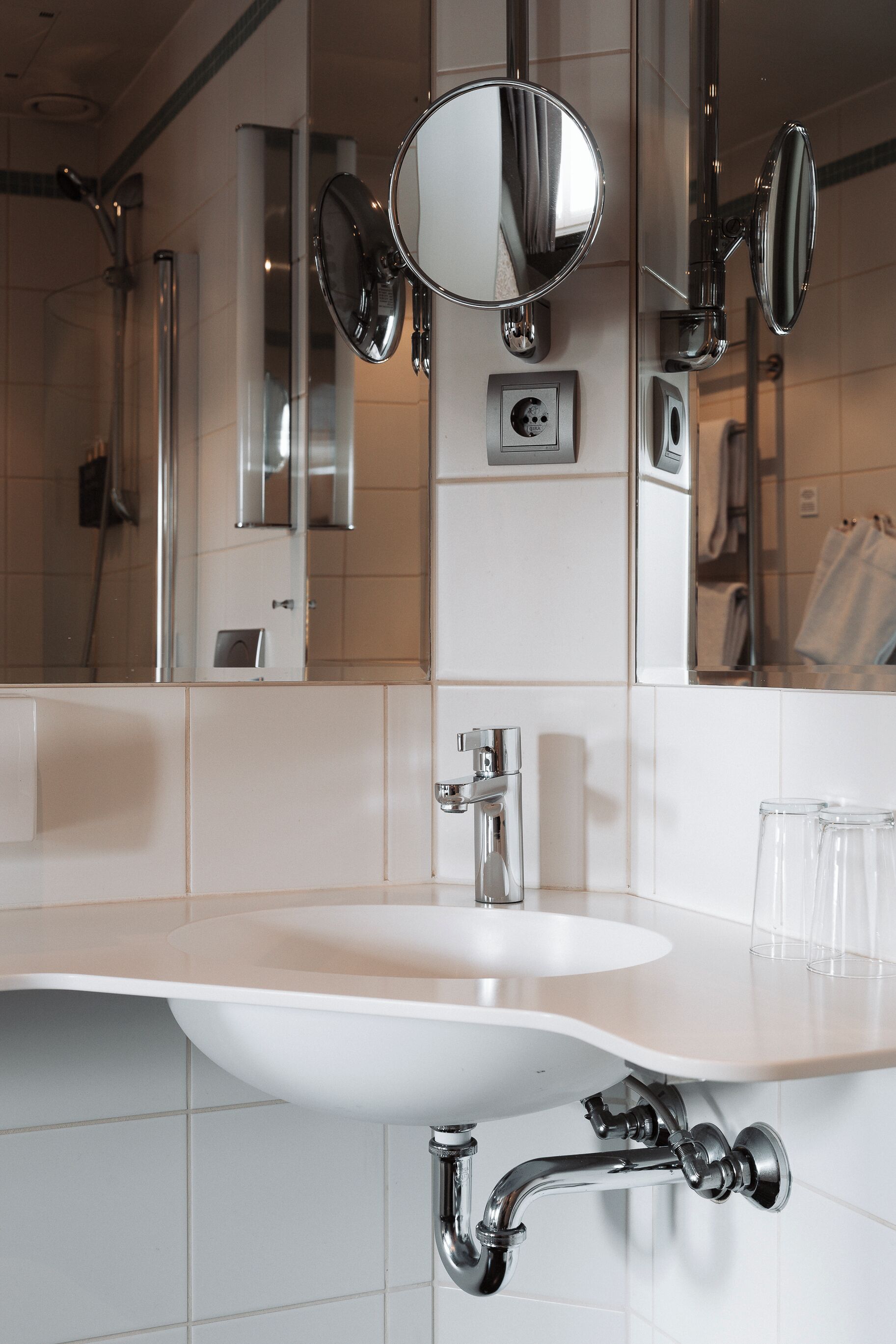 deluxe double room, 1 double bed, non smoking | bathroom | hair dryer, towels, soap, shampoo