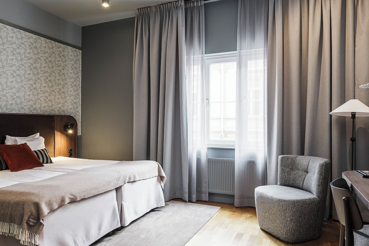 standard room, 2 single beds | premium bedding, desk, laptop workspace, iron/ironing board