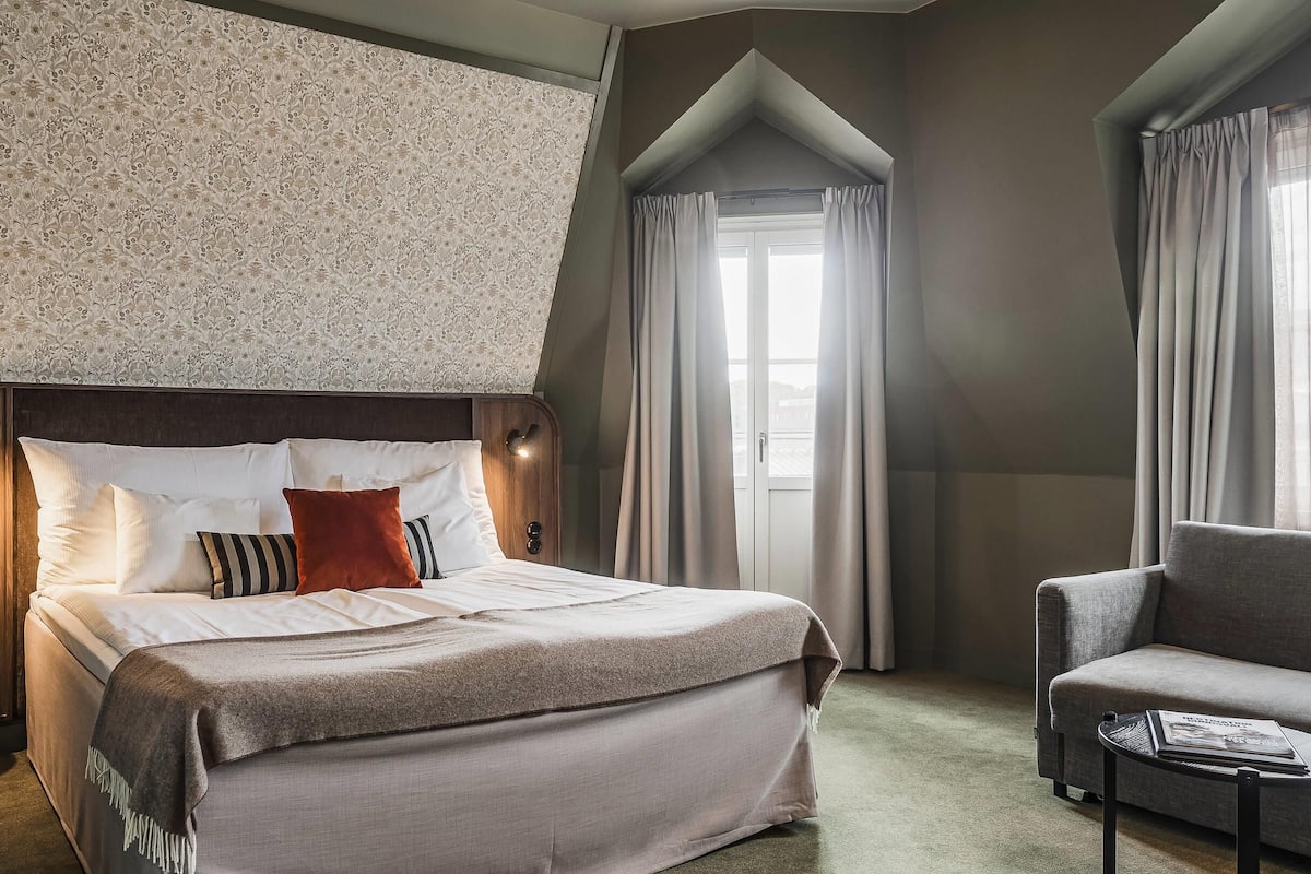 Ropa de cama de alta calidad y escritorio